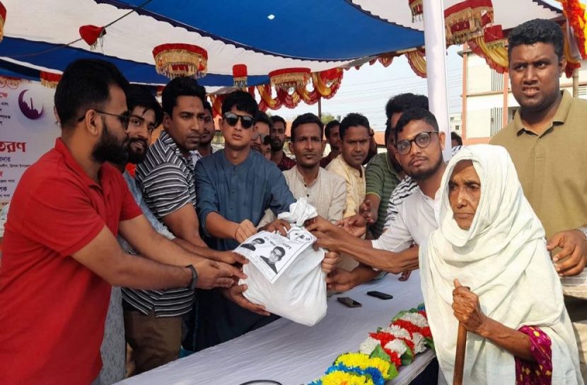 ত্রিশা‌লে যুবলীগ নেতার ঈদ সামগ্রী বিতরণ