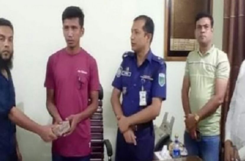কুড়িয়ে পাওয়া ২৫ লাখ টাকা ফেরত দিল যুবক