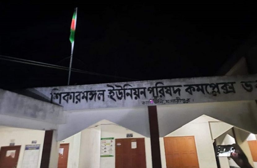 রাতেও উড়ছে জাতীয় পতাকা!