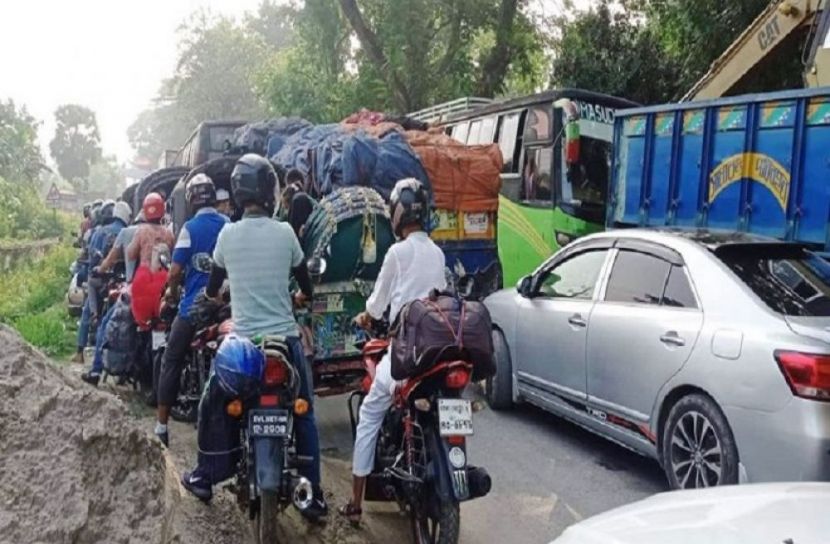 ফেরিঘাটে ১০ কিলোমিটার যানজট