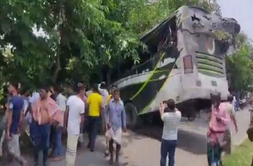 দুই বাসের মুখোমুখি সংঘর্ষে নিহত ৬