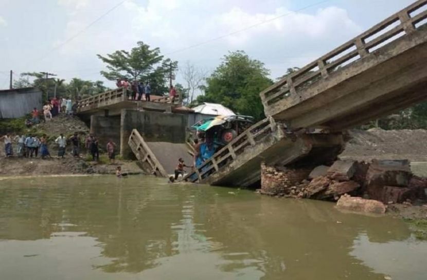 নোয়াখালীতে ব্রিজ ভেঙে পিকআপ ভ্যান খালে, আহত ২