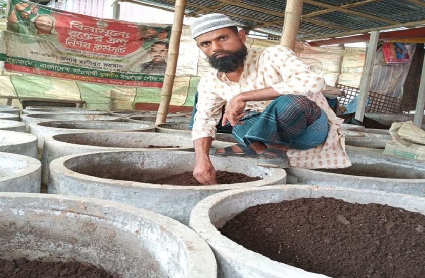 কোঁচো সার বিক্রি করে স্বাবলম্বী মনির