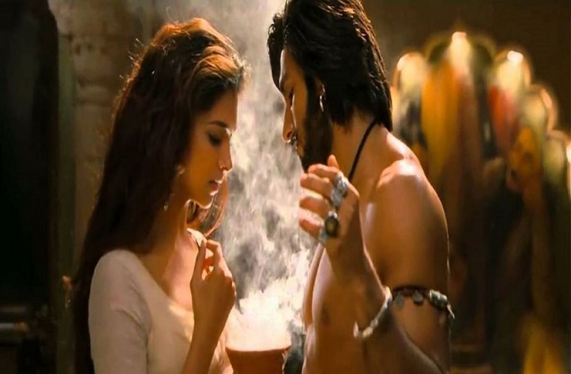 ‘কাট’ বলার পরও চুমুতে ব্যস্ত রণভীর-দীপিকা!