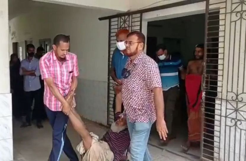 হাসপাতালের বেডে ভিক্ষুককে পুলিশের নির্যাতন