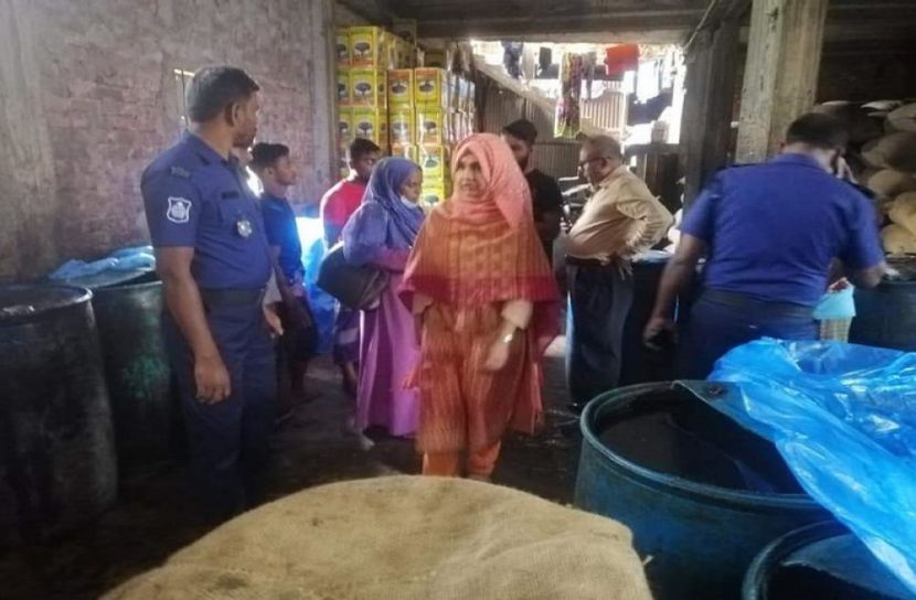ঈশ্বরগঞ্জে বেশি দামে তেল বিক্রি করায় জরিমানা