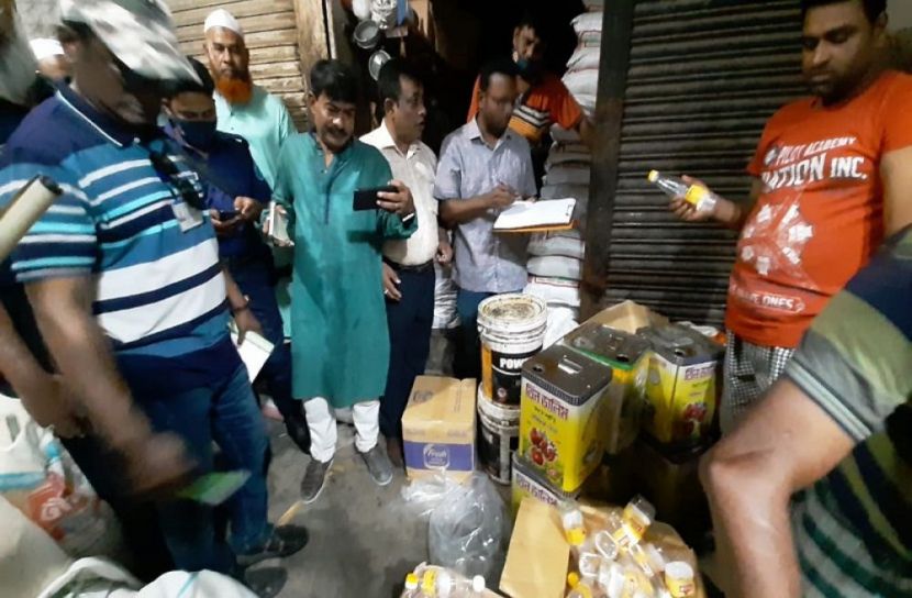 ফরিদপুরে মজুত ও বেশি দামে তেল বিক্রির অভিযোগ