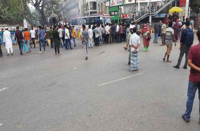 সায়েন্সল্যাব মোড়ে শিক্ষার্থীদের মধ্যে সংঘর্ষ