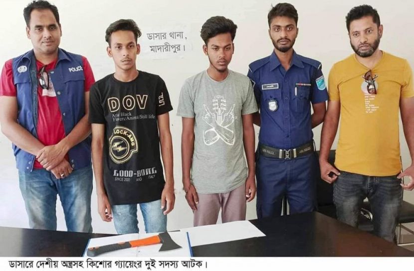 মাদারীপুরে অস্ত্রসহ কিশোর গ্যাংয়ের ২ সদস্য আটক