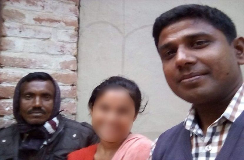 সেলফি তুলছেন অভিযুক্ত দিনাজপুরের নবাবগঞ্জে উপজেলা পরিষদের নৈশ প্রহরী বেলাল হোসেন। পাশে তার অপকর্মের অন্যতম মদদ দাতা একই উপজেলার পিআইও অফিসের কর্মচারী বেলাল হোসেন (ছবি: সংগৃহীত)