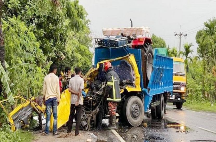 দুই ট্রাকের সংঘর্ষে চালক নিহত