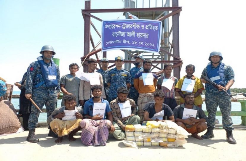 বঙ্গোপসাগরে ইয়াবা পাচারকালে আটক ১০