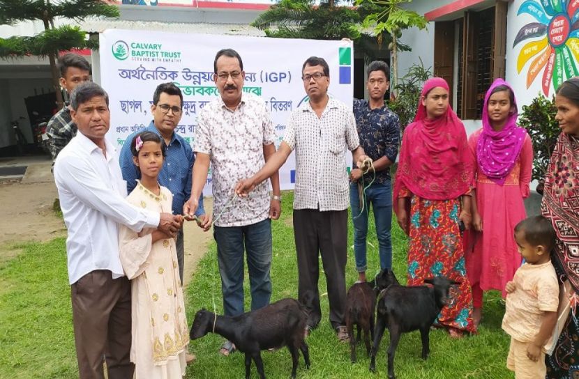 ঠাকুরগাঁওয়ে ছাগল ও টাকা বিতরণ