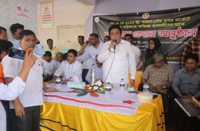 পৌর মার্কেটে অগ্নিকান্ডে ক্ষতিগ্রস্থদের মাঝে খাদ্য সহায়তা বিতরণ