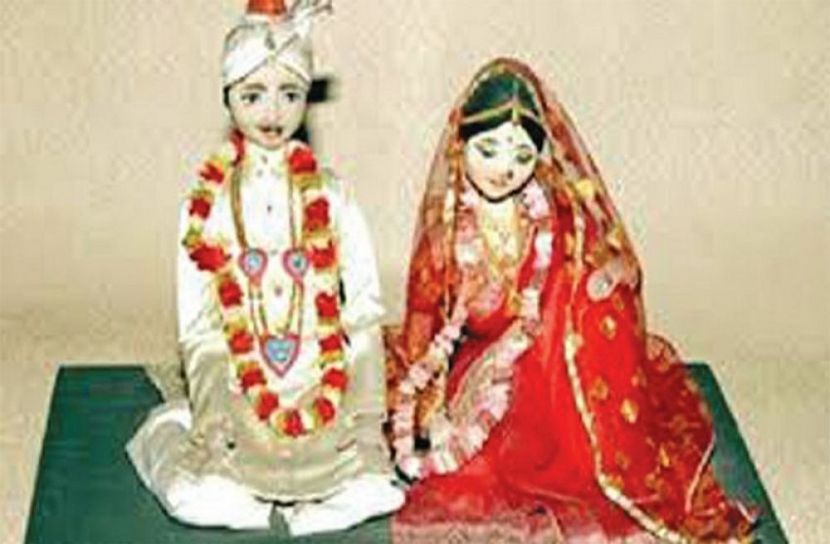 প্রেমিকের সাথে মেয়েকে বিয়ে দিলেন প্রবাসীর স্ত্রী