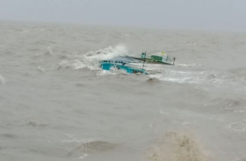 হাতিয়ার মেঘনায় পাথর বোঝাই জাহাজডুবি