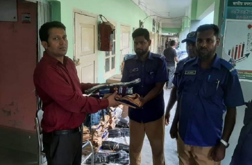 বোয়ালমারীতে গ্রাম পুলিশের মধ্যে ইউনিফরম বিতরণ