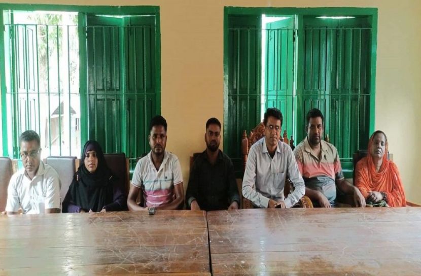 নির্দোষ প্রমাণ করতে লোক ভাড়া করে মানববন্ধন