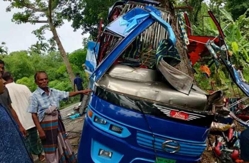 বাসের সামনের অংশ দুমড়ে-মুচড়ে যায় (ছবি: সংগৃহীত)