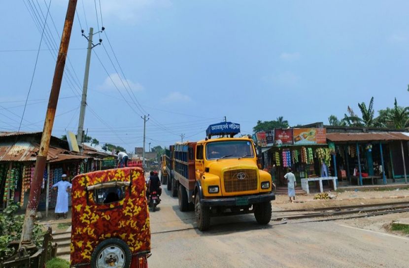 বেড়িয়ার নষ্ট ঝুঁকি নিয়ে রাস্তা পারাপাড়