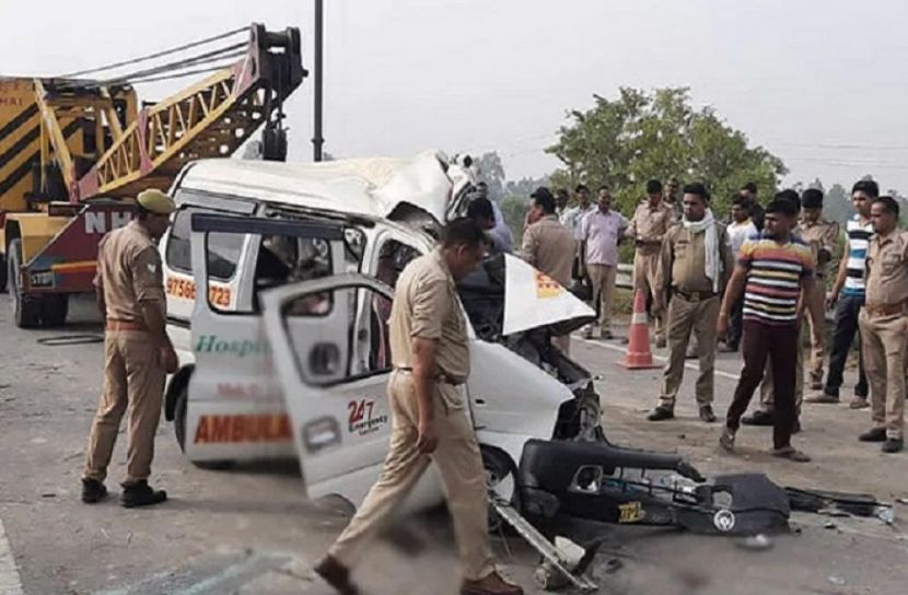 অ্যাম্বুলেন্স ও ট্রাকের সংঘর্ষে নিহত ৭