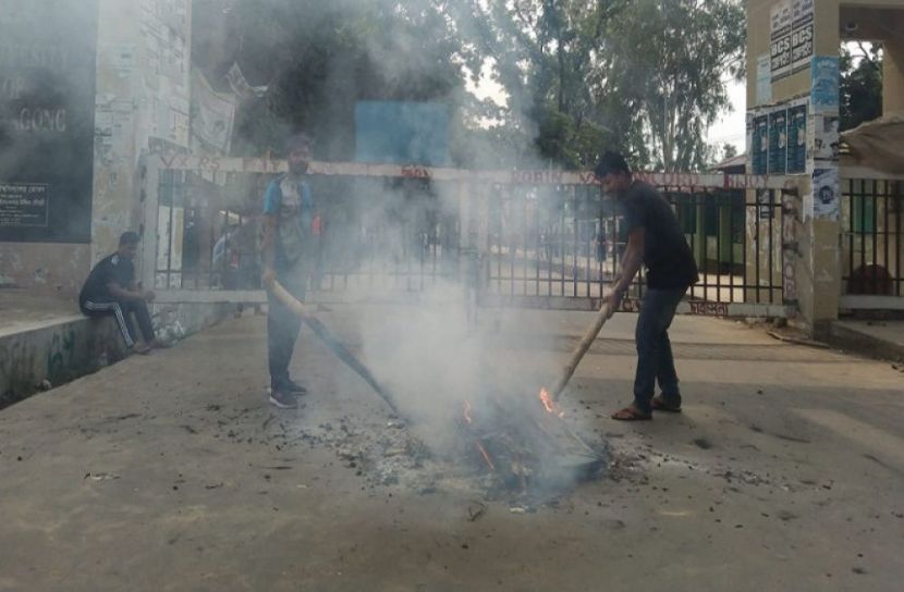 চবিতে বন্ধ শাটল ট্রেন-শিক্ষক বাস