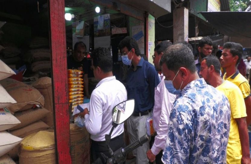 ঠাকুরগাঁওয়ে অতিরিক্ত চাল মজুদ করায় জরিমানা