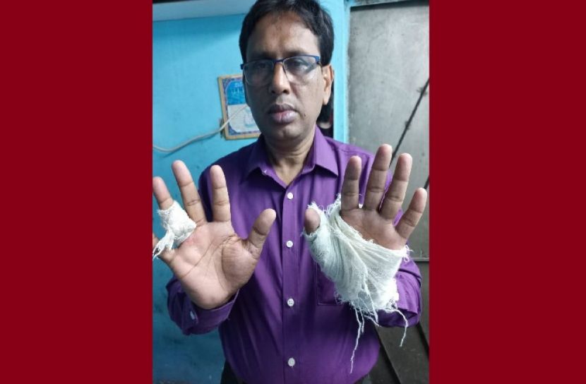 প্রকাশ্যে শিক্ষা কর্মকর্তাকে হাতুড়িপেটা