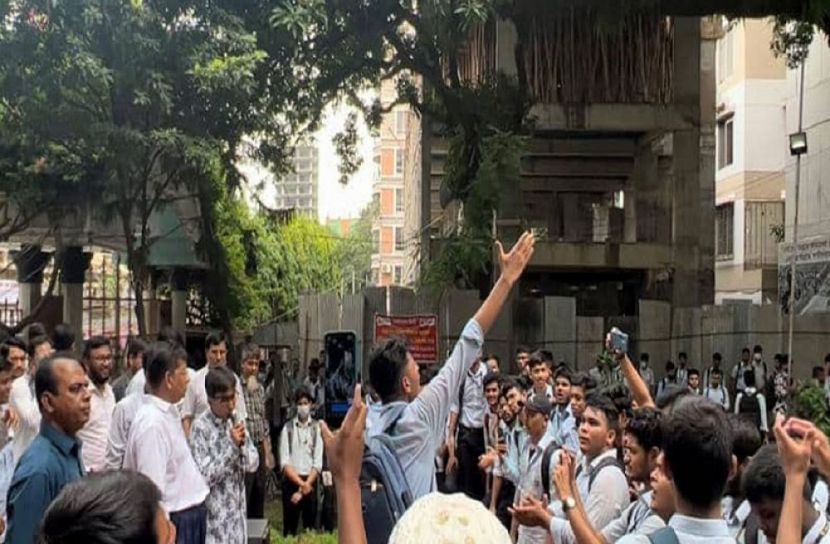 শিক্ষক-শিক্ষার্থীদের বিক্ষোভ