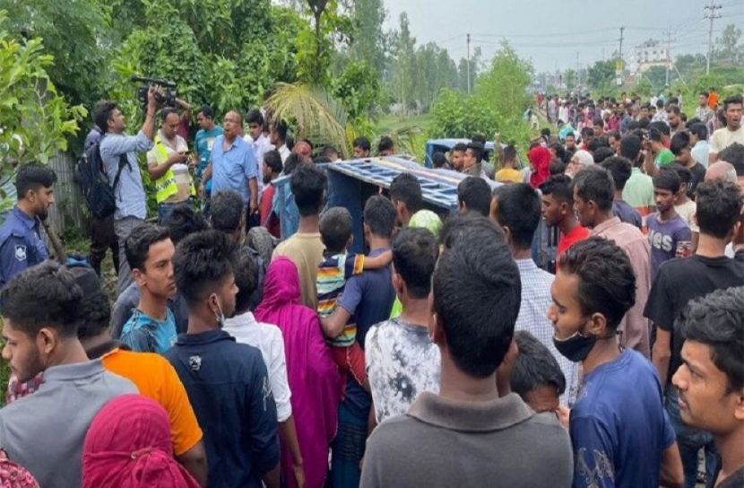 রায়পুরায় পিকআপে ট্রেনের ধাক্কা, নিহত ৩