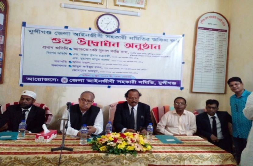 আইনজীবী সহকারীদের পাশে আছি
