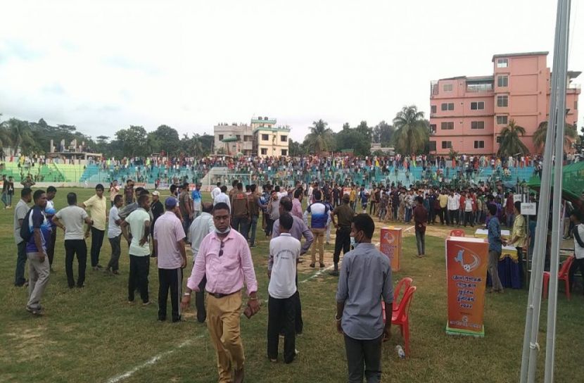 ইটপাটকেল নিক্ষেপ, তুমুল হট্টগোল