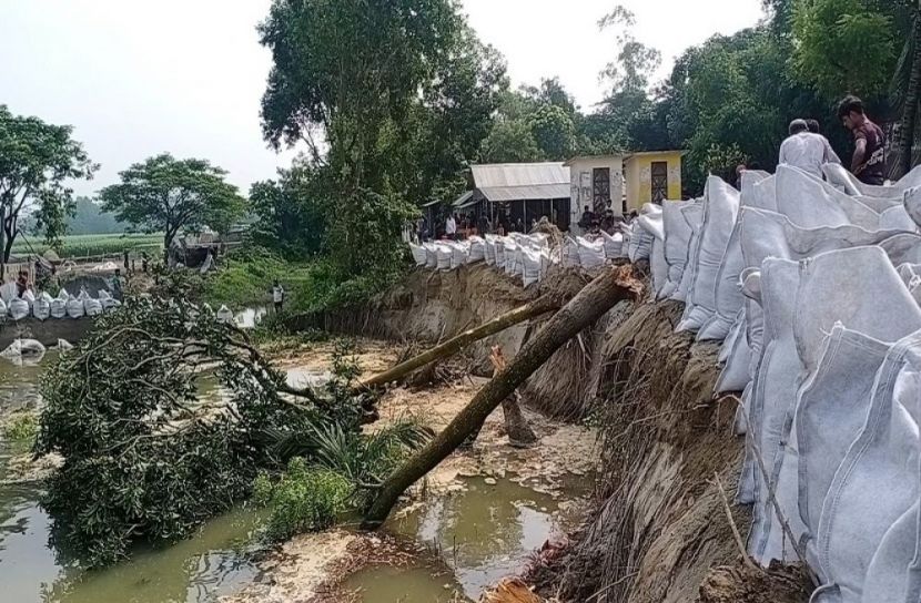 রায়পুরায় নির্মাণাধীন বাঁধে ভাঙন