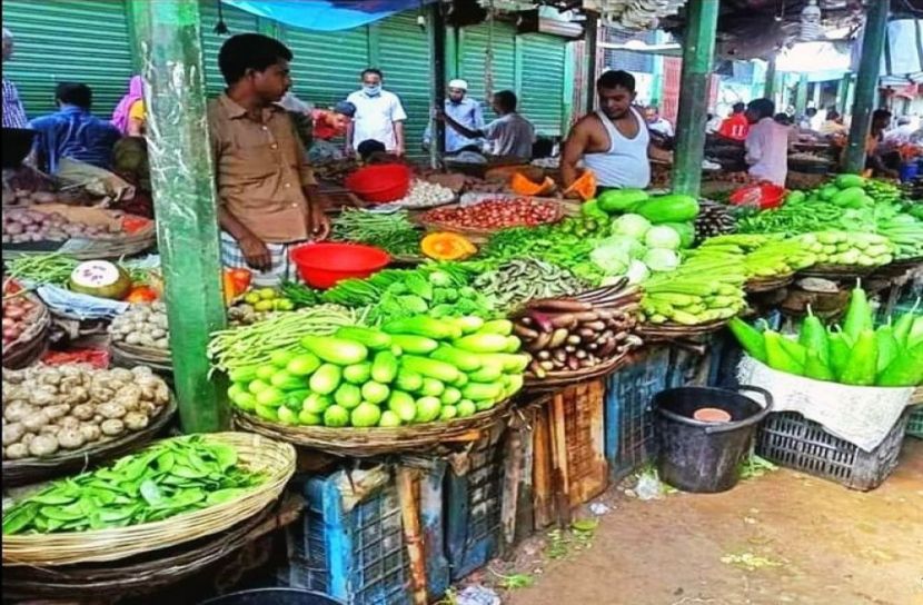 মধ্যবিত্তদের সংসার চালানো এখন কষ্টকর