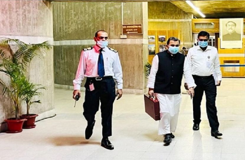 সংসদে লাল রঙের ব্রিফকেস হাতে অর্থমন্ত্রী