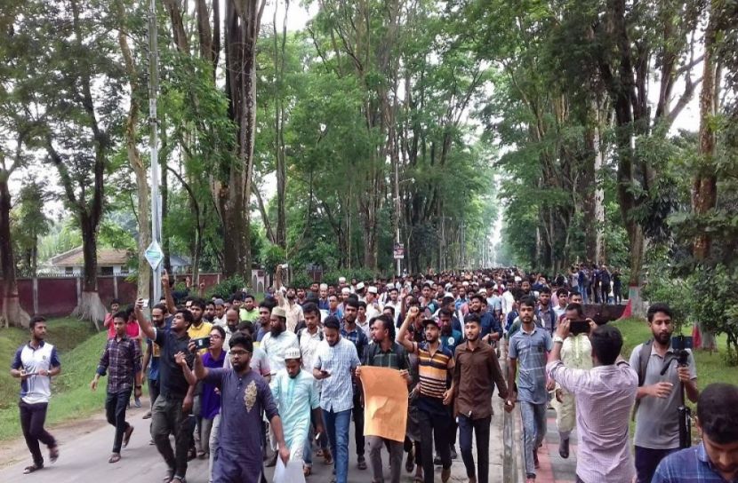 রাসূলকে নিয়ে কটুক্তির প্রতিবাদে রাবিতে বিক্ষোভ
