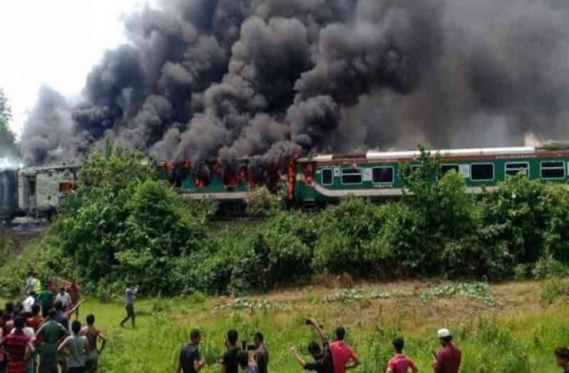 পারাবত এক্সপ্রেসে আগুন (ছবি: সংগৃহীত)