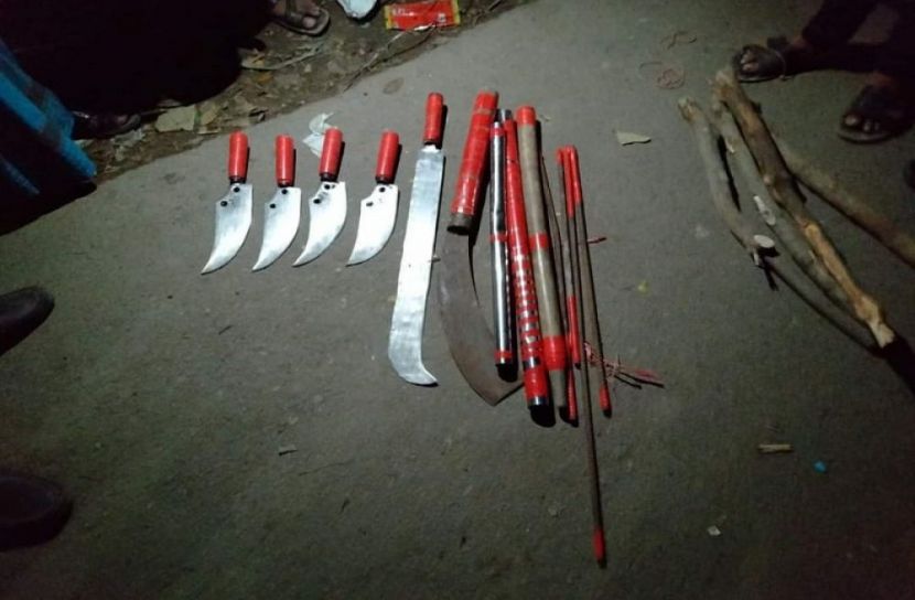 ঝোপ থেকে দেশীয় অস্ত্র উদ্ধার