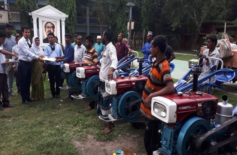 ৮ কৃষক পেলেন পাওয়ার টিলার চালিত সিডার