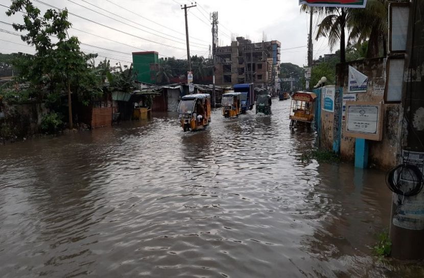 পানিতে ভাসছে হবিগঞ্জ শহর