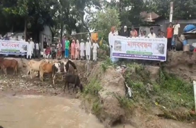 মুন্সীগঞ্জে নদী ভাঙন রোধে স্থায়ী বাঁধ নির্মাণের দাবিতে মানববন্ধন