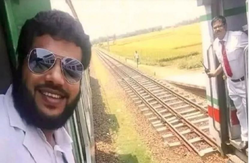 বাবা-ছেলের সেলফি ভাইরাল