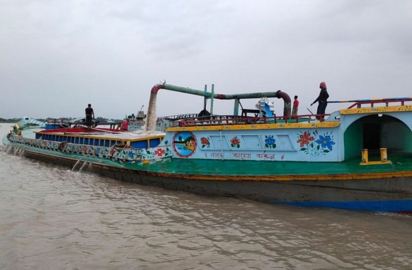 পদ্মায় চলছে ভাঙ্গন সাথে অবৈধ বালু উত্তোলন