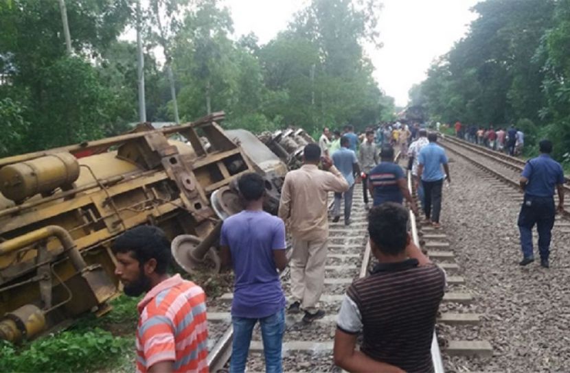 মির্জাপুরে তেলবাহী ট্রেন লাইনচ্যুত