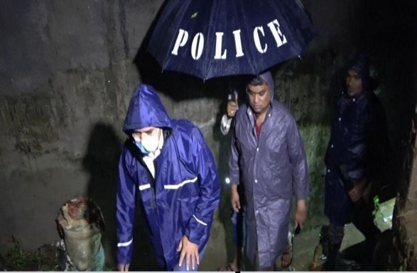 কক্সবাজারে পাহাড় থেকে নিরাপদে ৩০ পরিবার
