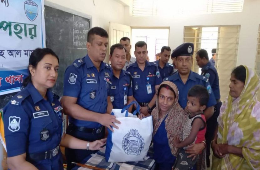 ফেনীতে বন্যার্তদের মাঝে পুলিশ সুপারের ত্রান বিতরণ