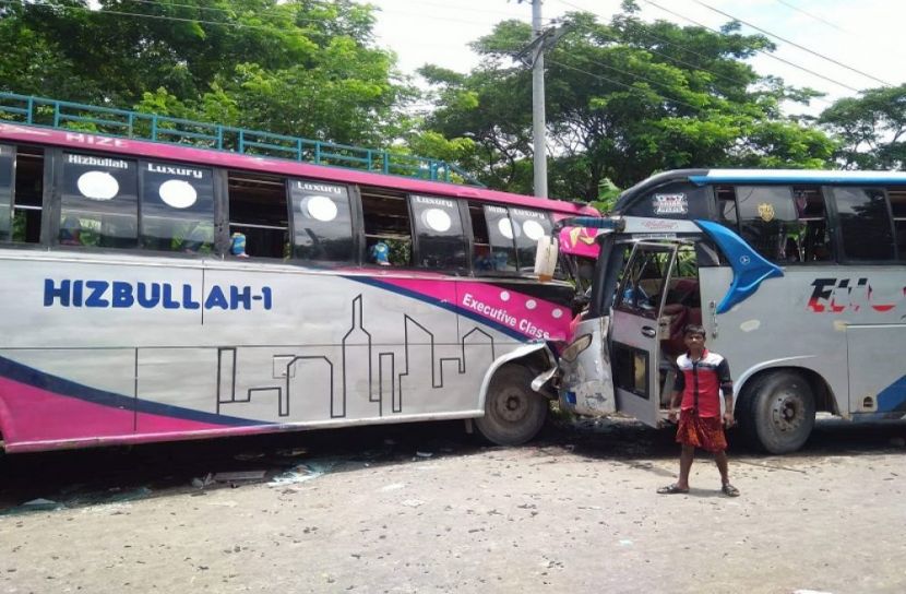 ঝালকাঠিতে সড়ক দুর্ঘটনায় আহত ২০