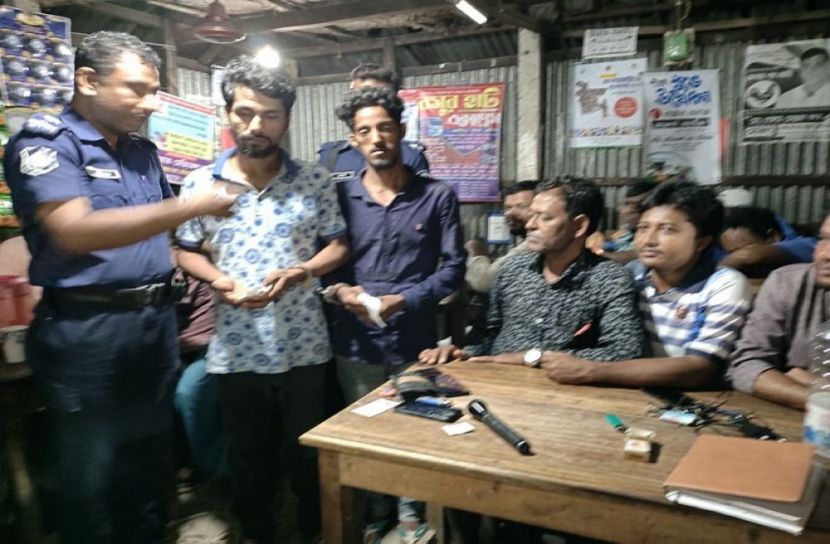 চেয়ারম্যানের চেক পোস্টে ২ ইয়াবা কারবারি আটক