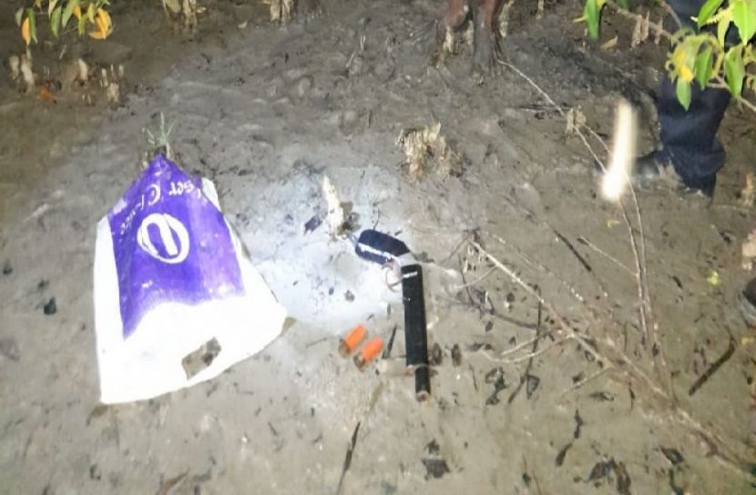 নদীর পাড়ে পরিত্যক্ত আগ্নেয়াস্ত্র  