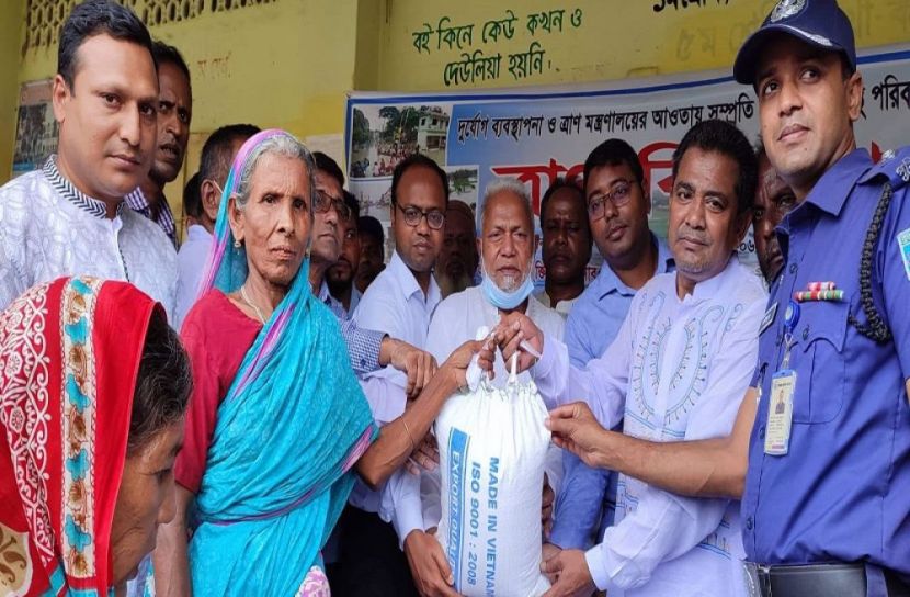 নীলফামারীতে বন্যায় ক্ষতিগ্রস্ত পরিবারের মাঝে ত্রাণ বিতরণ